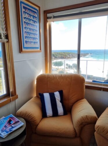 Boat-Harbour-TAS-lounge-chair-Travellarks-Accommodation