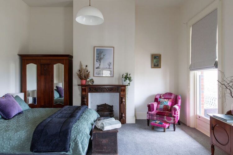 Thornby-farm-Exton-TAS-Travellarks-accommodation-bedroom-@ness_vanderburgh