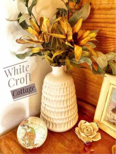 White-Croft-Cottage-Ross-TAS-Travellarks-accommodation-florals-vase