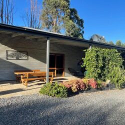 Omaroo-High-Country-Retreat-Travellarks-VIC-from-front